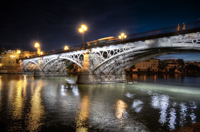 reservar online visitas guiadas nocturnas por el barrio de Santa Cruz de Sevilla